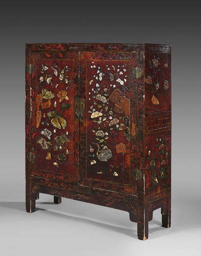 CHINE - XIXe siècle A red and black lacquered wood cabinet with hard stone and mother-of-pearl...