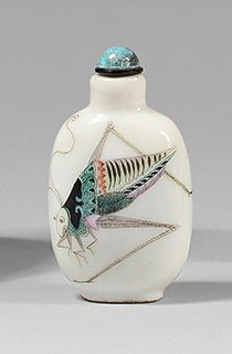 CHINE - fin du XIXe siècle Flacon tabatière à priser en porcelaine à fond blanc décoré...