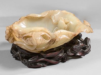 CHINE - Fin de l'époque Qing (1644-1911) Coupe en forme de feuille de lotus repliée...