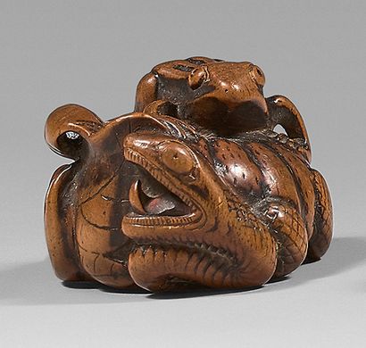 JAPON - Époque Edo (1603-1868), XIXe siècle Netsuke en buis, grenouille sur une citrouille,...