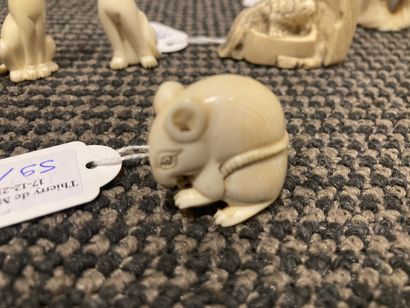 JAPON - XXe siècle Ensemble de six netsuke en ivoire, rat en boule, deux chats, tortue...