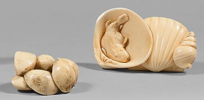 JAPON - Epoque MEIJI (1868-1912) Trois netsuke, deux en ivoire, crabe dans un coquillage,...