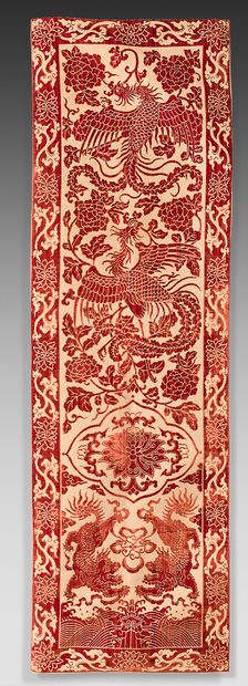 CHINE - Moderne Panneau en velours rouge et beige à décor de phénix et de chimères...