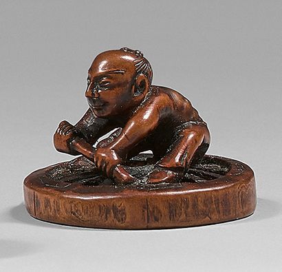 JAPON - Époque Edo (1603-1868), XIXe siècle Netsuke en buis, artisan réparant une...