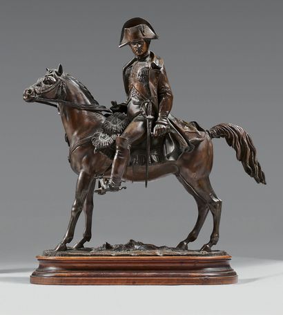 null Groupe équestre, Napoléon à cheval, bronze à patine brune ; socle en bois orné...