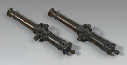 null Pair of patinated bronze cannon tubes, handles in the shape of a dolphin ; calibre...