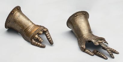 null Pair of wrought iron armor gauntlets, articulated fingers, some with broken...