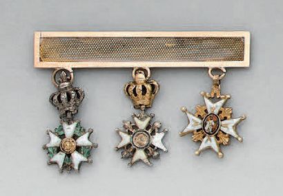 null Petite brochette de trois décorations miniatures en argent et en or, émaillées :...