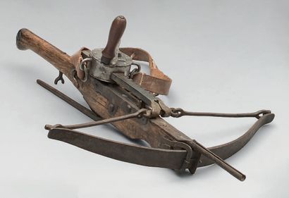 null Crossbow with cranequin, shaft in fruit wood, iron frame; strong bow mounted...