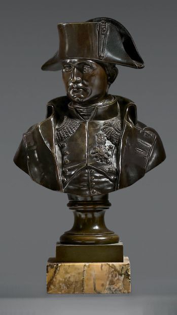 null Bust of the Emperor Napoleon, on a pedestal, in frock coat with his hat, bronze...