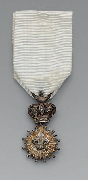 null Insigne de l'ordre du Lys dit “des gardes du corps du Roi”, en argent et vermeil,...