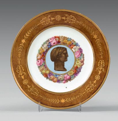 null *Assiette en porcelaine de Sèvres, à pâte dure, service à fond écaille, ornée...