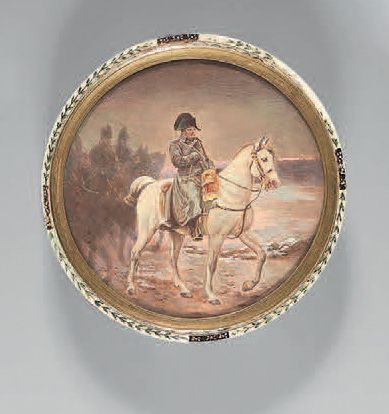 null Beautiful round ivory box, painted with Napoleonic motifs : a frieze of laurel...