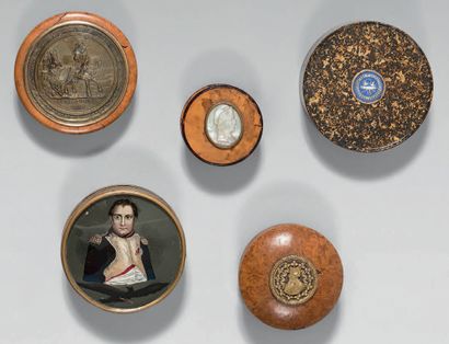 null Three round burl boxes presenting on the lids a portrait of the Emperor Napoleon:...