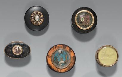 null Five small boxes with Napoleonic subjects, four round and one oval, made of...