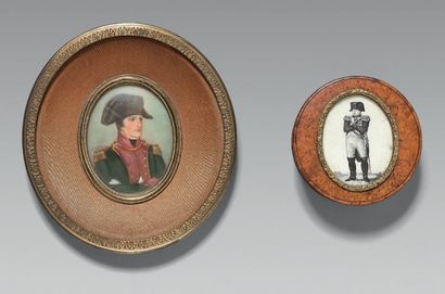 null Une miniature ovale sur ivoire : Portrait de l'Empereur Napoléon en habit de...