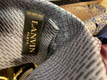 null 
Mannette de mode divers : cravates Lanvin, Hermès, un pull Hermès, ceinture...