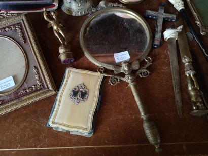 null Lot d'objets de vitrine : miroir à main décor d'angelot, éléments de nécessaire...