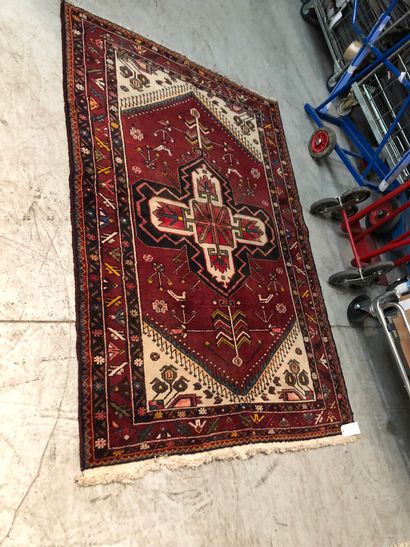 null HAMADAN. Tapis fond rouge



Dim.: 201 x 134 cm



Réf 39