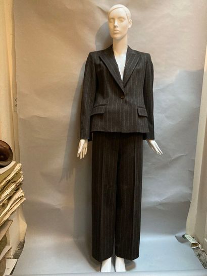 null MAX MARA. Lot comprenant : Deux tailleurs pantalon dont un en laine et angora...