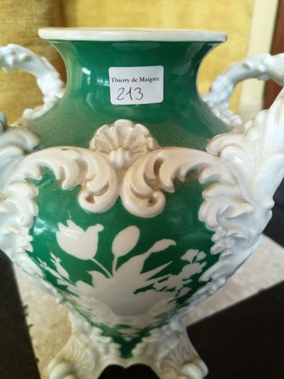 null PARIS. Vase en porcelaine à fond vert et deux anses, porte la marque JP en bleu,...