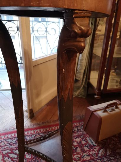 null Athénienne en bois laqué et sculpté, piétement à décor de tête d'aigle, dessus...