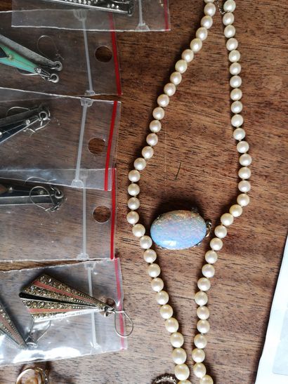 null Lot de bijoux fantaisie : pierre ovale, pendants d'oreilles et broches dans...