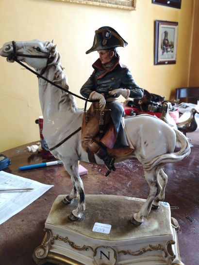null CAPODIMONTE. Napoléon à cheval, groupe en porcelaine polychrome, H : 34 cm