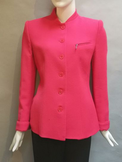 null EMPORIO ARMANI. Lot comprenant : Une veste cintrée en laine et polyamide rose...