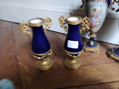 null Lot de porcelaine et céramique : 2 paires de vases fond bleu montés, boîte couverte...