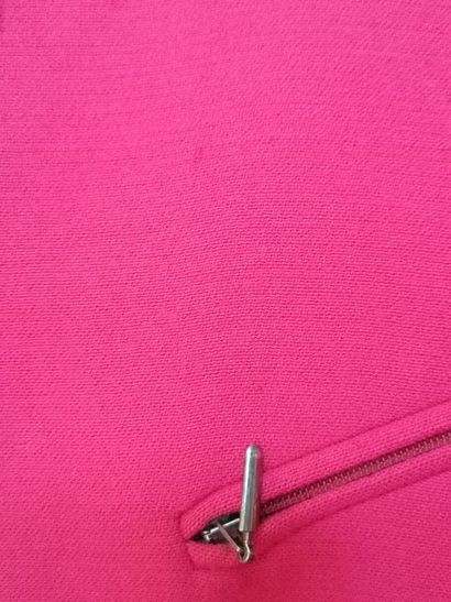 null EMPORIO ARMANI. Lot comprenant : Une veste cintrée en laine et polyamide rose...