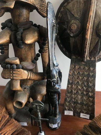 null Lot de souvenirs d'Afrique : deux masques dans des calebasses (accidents), sculpture...