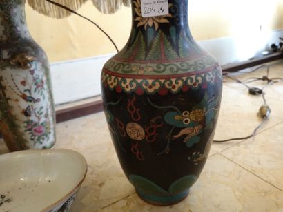 null CHINE. Coupe en porcelaine décor polychrome de coqs (marque au revers) et Vase...