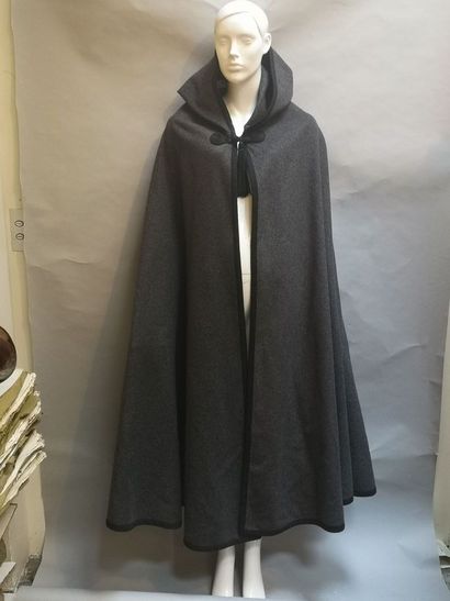 null YVES SAINT LAURENT Rive Gauche. Manteau cape d’inspiration marocaine en laine...