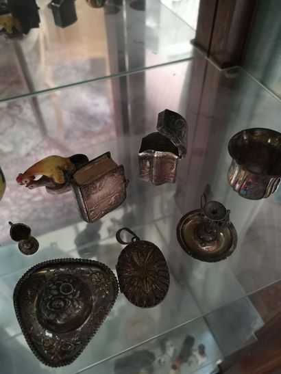 null Lot de miniatures en métal : reliure, bougeoir, boites, croix, pendeloques et...