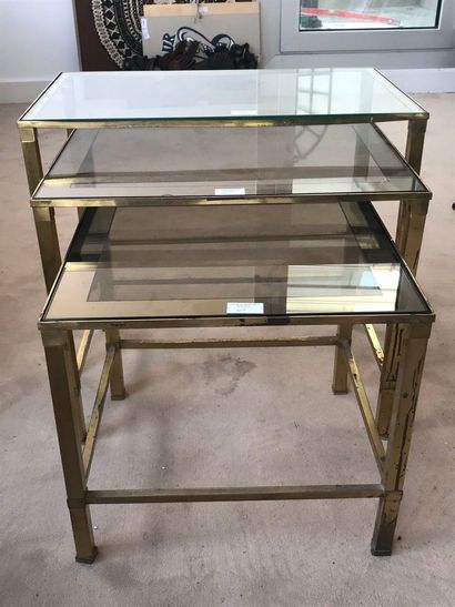 null Trois tables gigognes en métal doré et verre. H : 47 - L : 60 - P : 35 cm (réf...