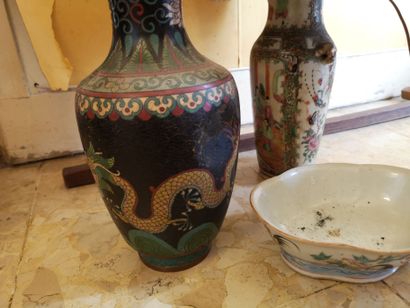 null CHINE. Coupe en porcelaine décor polychrome de coqs (marque au revers) et Vase...