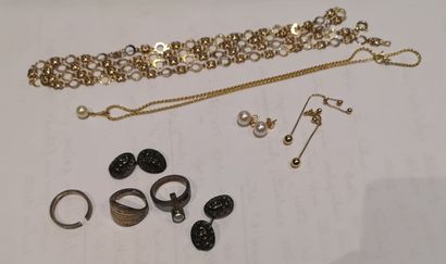 null Lot en or et argent comprenant : chaine en or 750°/°° ornée d’un pendentif perle,...