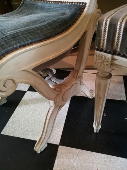 null Paire de chaises laquées crème garnie de velours à rayures style Louis XVI et...