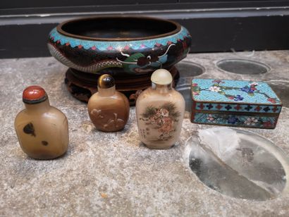 null Lot comprenant : 3 tabatières en pierres dure et verres à décor asiatique (Haut.:...