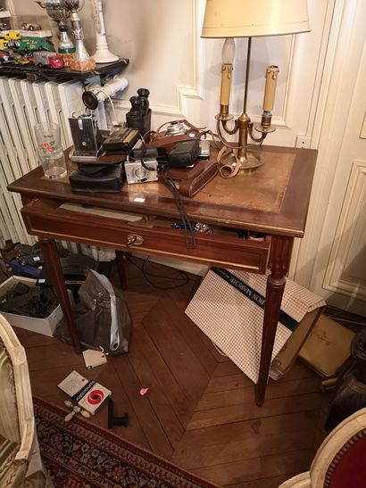 null Table à écrire ouvrant par un tiroir, pieds cannelés, style Louis XVI, 77x80x50...