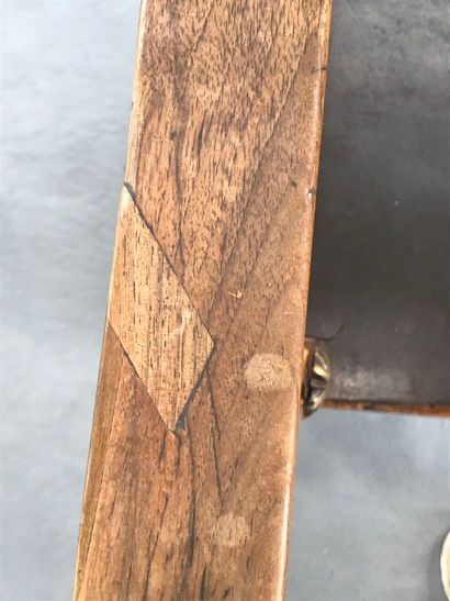 null Fauteuil en bois naturel style espagnol. Garniture de cuir clouté. H : 103 -...