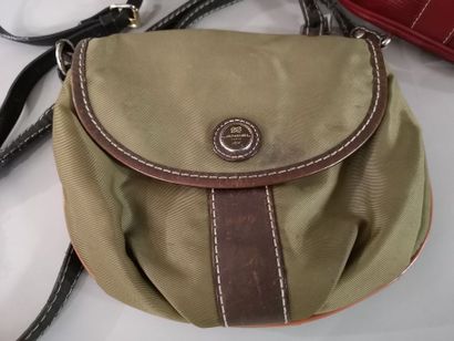 null LANCEL. Lot de trois sacs à bandoulière : - Petit sac rond en cuir grainé noir,...