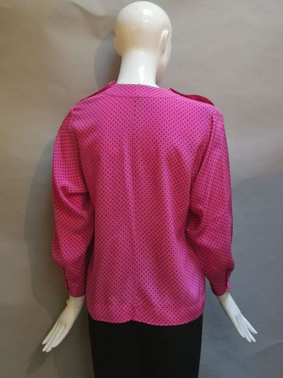 null GUY LAROCHE Boutique, GUY LAROCHE Tricot. Fort lot comprenant : Un pull et un...