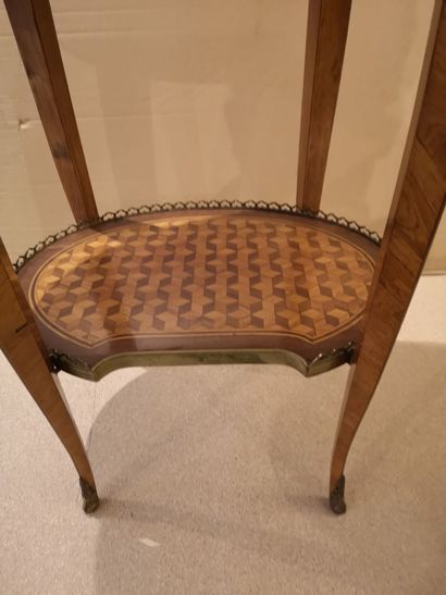 null Guéridon ovale de style Louis XVI en placage à un tiroir, galerie ajourée, dessus...