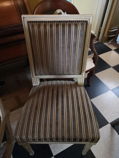 null Paire de chaises laquées crème garnie de velours à rayures style Louis XVI et...