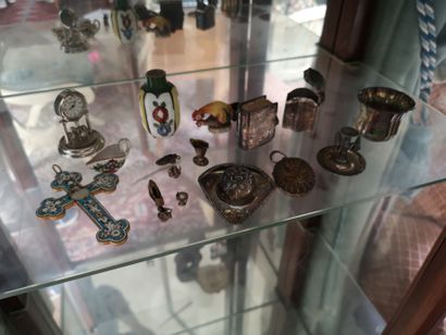 null Lot de miniatures en métal : reliure, bougeoir, boites, croix, pendeloques et...