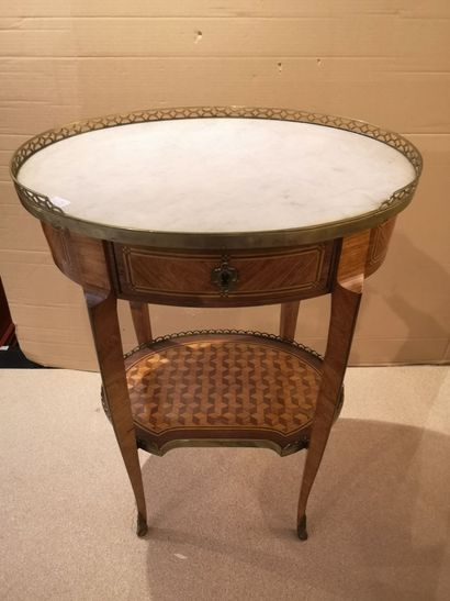 null Guéridon ovale de style Louis XVI en placage à un tiroir, galerie ajourée, dessus...