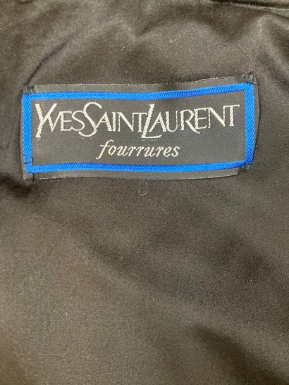 null YVES SAINT LAURENT Fourrures. Duffle-coat à capuche en vison d’Amérique, travail...