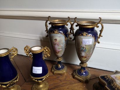 null Lot de porcelaine et céramique : 2 paires de vases fond bleu montés, boîte couverte...